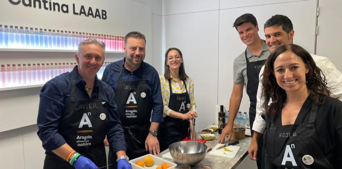 Javier Robles, presidente de la Asociación de Cocineros de Aragón ha cocinado, junto al grupo, la receta “Ceviche de frutas de hueso y Esturión del Cinca”