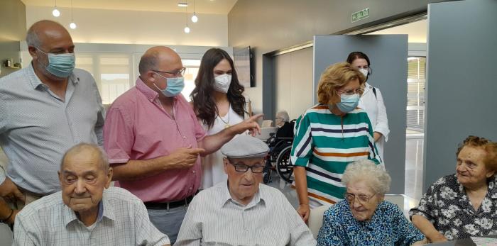 La consejera María Victoria Broto ha visitado las instalaciones de la residencia municipal de Biota