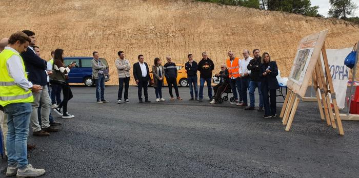 El consejero José Luis Soro visita las obras en la carretera A-1409 entre Torrevelilla y La Cañada de Verich