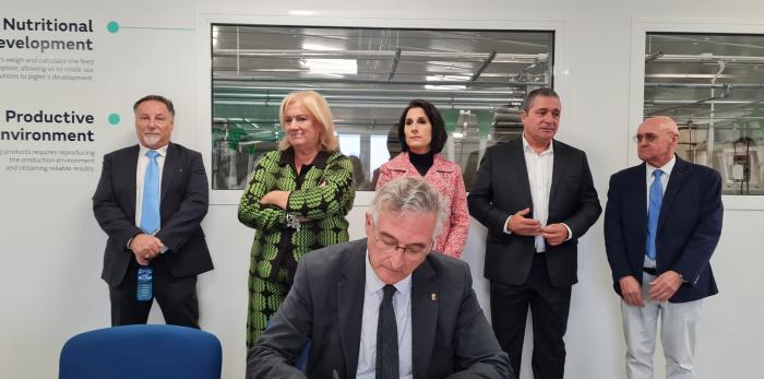 El consejero de Agricultura  y Ganadería, Joaquín Olona, ha inaugurado el nuevo Centro de Excelencia de Ballobar.