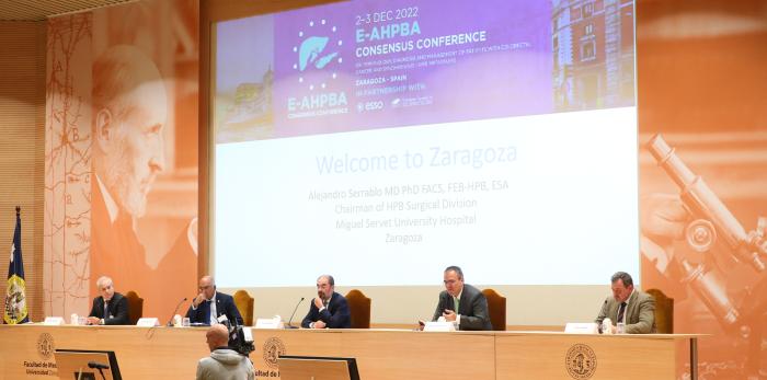 El presidente de Aragón, Javier Lambán, inaugura la "Conferencia de cáncer colorrectal"