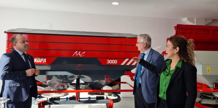 Olona, durante su visita a la empresa BMC Agrícola en Magallón.