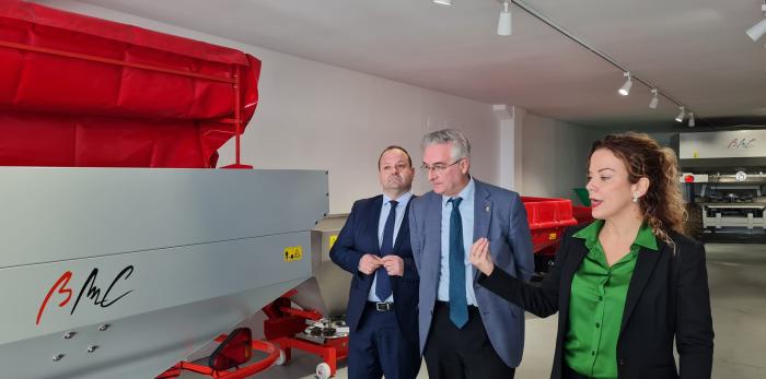 Olona, durante su visita a la empresa BMC Agrícola en Magallón.