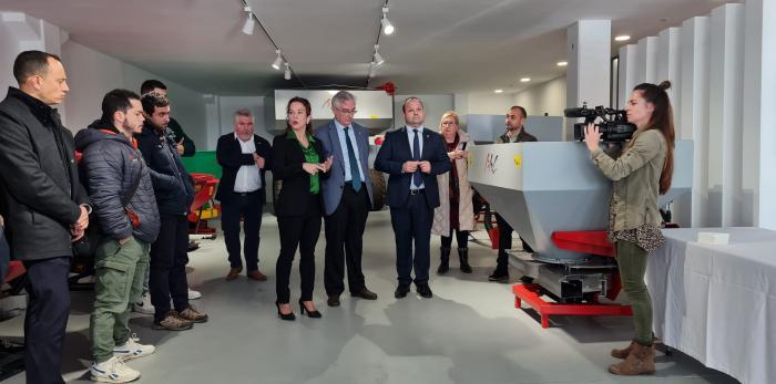 Olona, durante su visita a la empresa BMC Agrícola en Magallón.