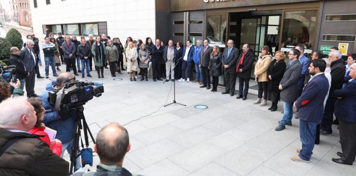 Minuto de silencio encabezado por el presidente Javier Lambán por el crimen machista de Zaragoza