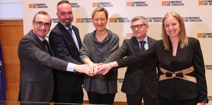 Marta Gastón firma un acuerdo con las cooperativas de crédito en Aragón