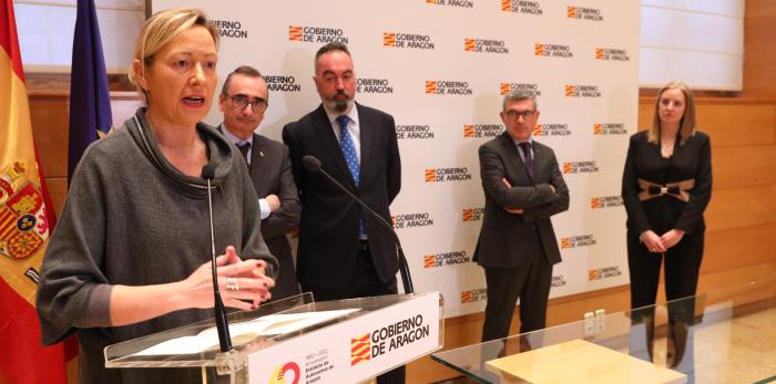 Marta Gastón firma un acuerdo con las cooperativas de crédito en Aragón