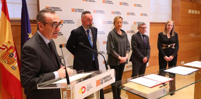 Marta Gastón firma un acuerdo con las cooperativas de crédito en Aragón