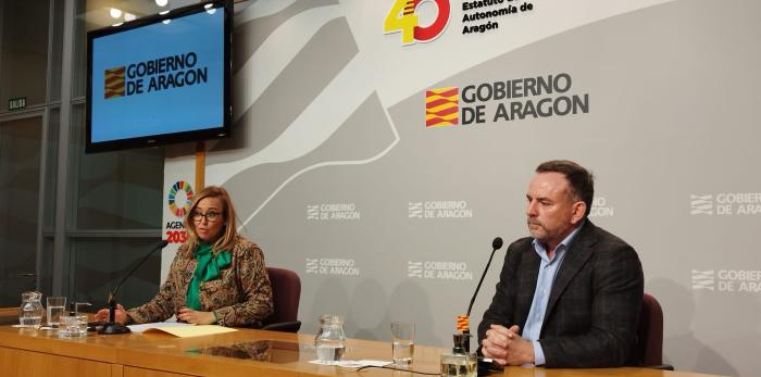 Mayte Pérez y Pedro Machín, en la presentación de la jornada 'Aragón con luz propia'