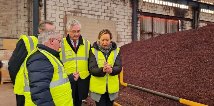 Los consejeros Olona y Gastón en la visita a la planta.