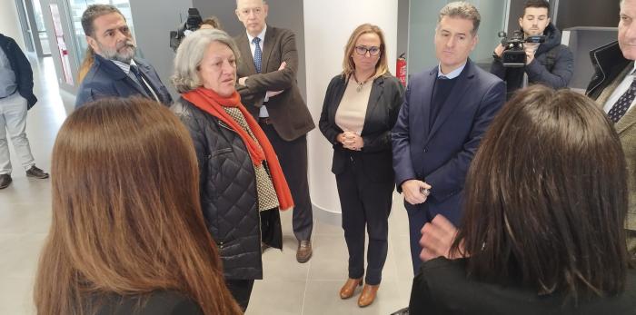 La consejera de Presidencia, Mayte Pérez, junto al presidente del TJSA, Manuel Bellido, en la unidad de digitalización