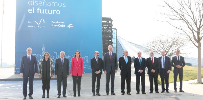 El Rey inaugura Mobility City en el Pabellón Puente