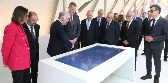 El Rey inaugura Mobility City en el Pabellón Puente