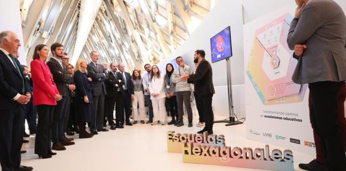 El Rey inaugura Mobility City en el Pabellón Puente