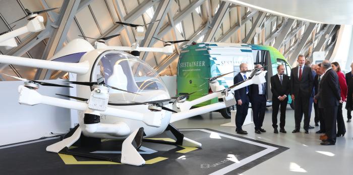 El Rey inaugura Mobility City en el Pabellón Puente