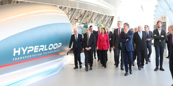 El Rey inaugura Mobility City en el Pabellón Puente