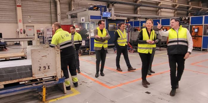 Marta Gastón en la visita a la planta de Linde + Wiemann en Pedrola