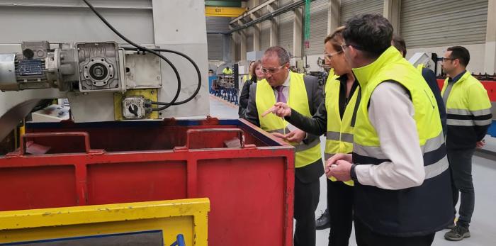 Marta Gastón en la visita a la planta de Linde + Wiemann en Pedrola