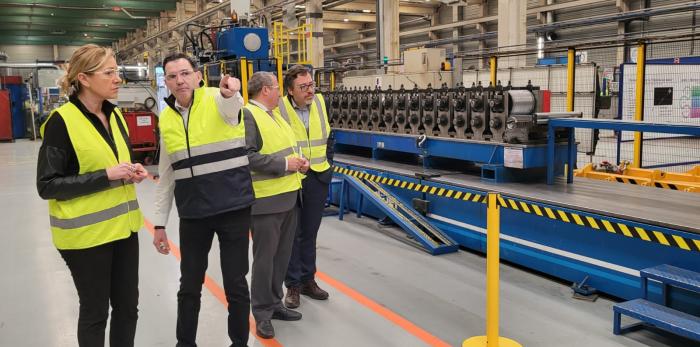 Marta Gastón en la visita a la planta de Linde + Wiemann en Pedrola