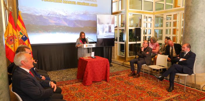 Entrega de la medalla a los valores humanos a la Fundación Manuel Giménez Abad