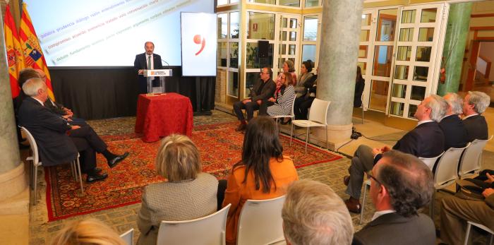 Entrega de la medalla a los valores humanos a la Fundación Manuel Giménez Abad
