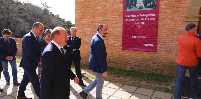 El presidente Javier Lambán inaugura a exposición ‘Viajeros y fotógrafos en San Juan de la Peña 1840-1980’, en San Juan de la Peña