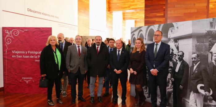 El presidente Javier Lambán inaugura a exposición ‘Viajeros y fotógrafos en San Juan de la Peña 1840-1980’, en San Juan de la Peña