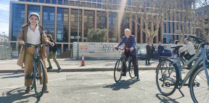 La consejera ha conocido las acciones para una movilidad sostenible y la promoción de la salud desarrolladas en el campus con el apoyo del Gobierno.