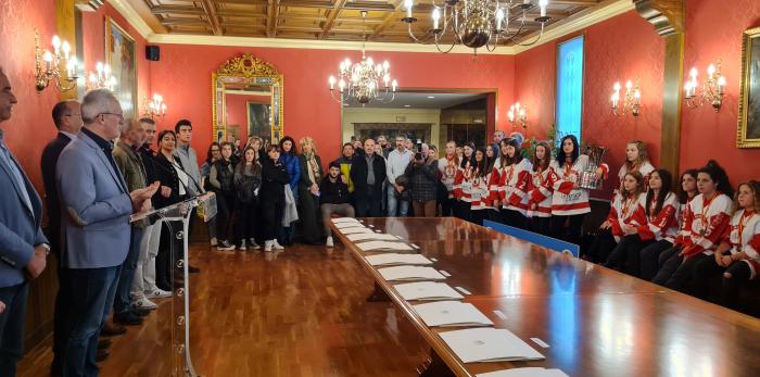 Recepción a deportistas de hockey hielo y curling en Jaca