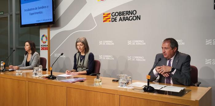 Ana Pérez, Isolina Alberto y Luis Lanaspa en la presentación de la fase nacional de la Incubadora de Sondeos y Experimentos