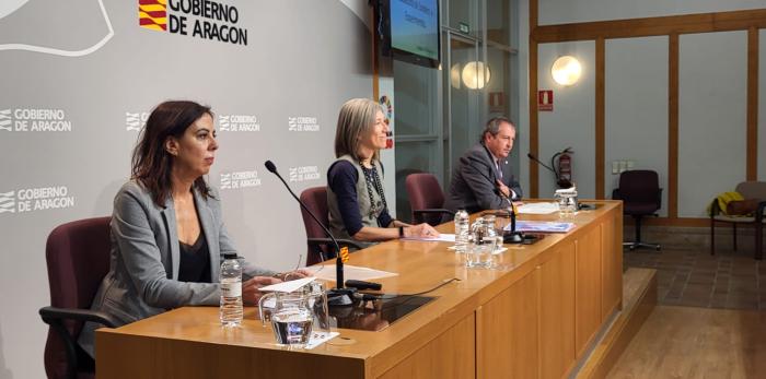 Ana Pérez, Isolina Alberto y Luis Lanaspa en la presentación de la fase nacional de la Incubadora de Sondeos y Experimentos