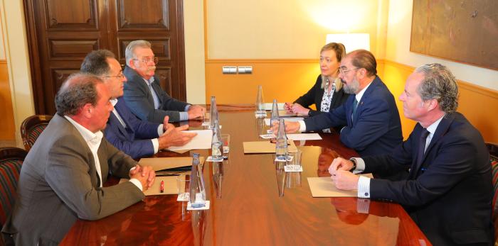 El Presidente de Aragón recibe a responsables de una empresa y dan a conocer su proyecto inversor