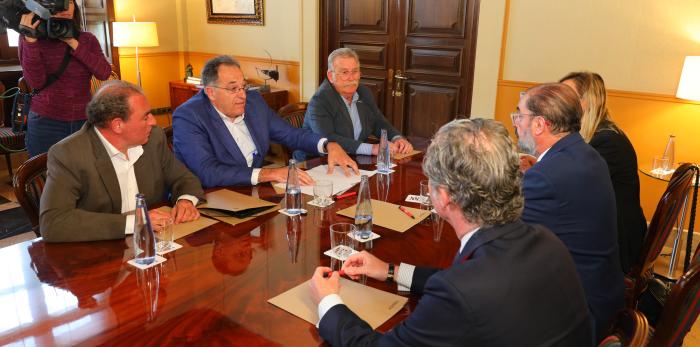 El Presidente de Aragón recibe a responsables de una empresa y dan a conocer su proyecto inversor