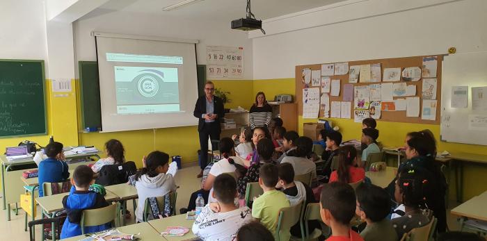 Miguel Luis Lapeña en la sesión sobre economía circular en el CEIP Ciudad de Zaragoza