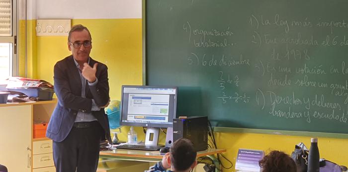 Miguel Luis Lapeña en la sesión sobre economía circular en el CEIP Ciudad de Zaragoza