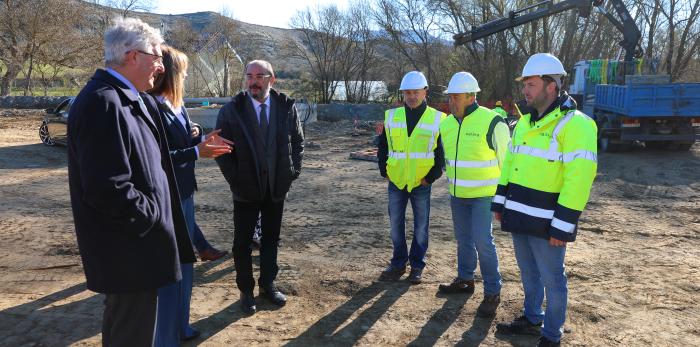 Lambán visita las obras de la depuradora en la zona de Sabiñánigo y presenta el plan de depuración