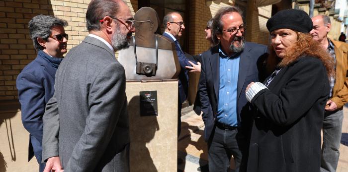 Acto de entrega a la ciudad de Huesca de la escultura en honor a Carlos Saura