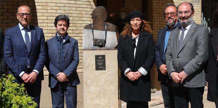 Acto de entrega a la ciudad de Huesca de la escultura en honor a Carlos Saura