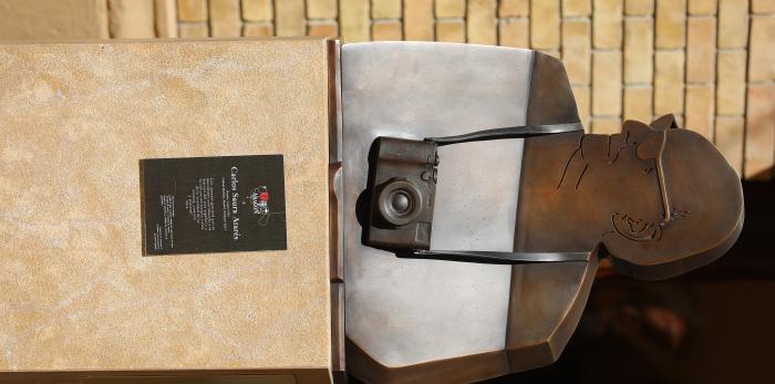 Acto de entrega a la ciudad de Huesca de la escultura en honor a Carlos Saura