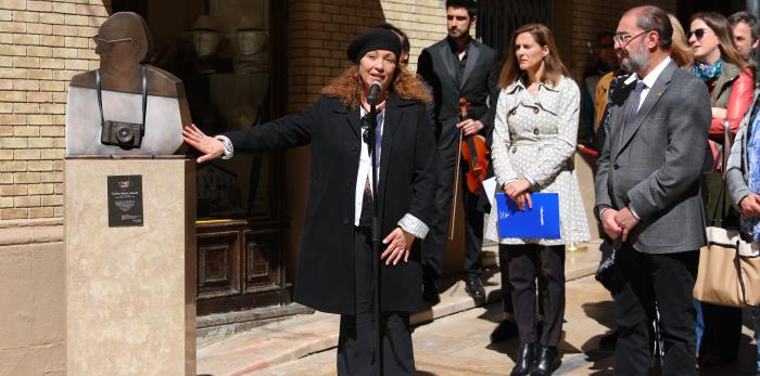 Acto de entrega a la ciudad de Huesca de la escultura en honor a Carlos Saura