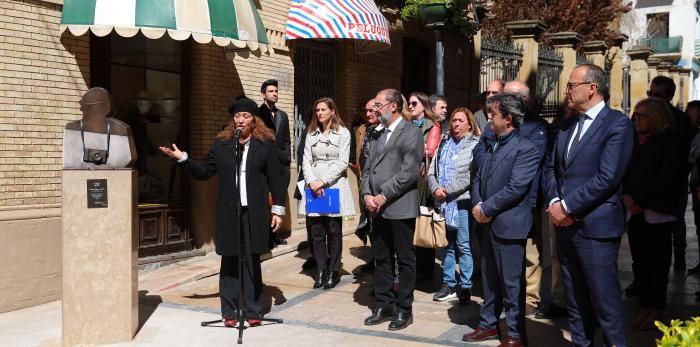 Acto de entrega a la ciudad de Huesca de la escultura en honor a Carlos Saura
