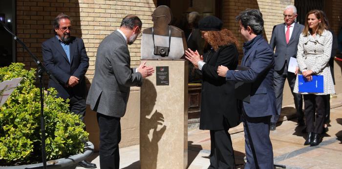Acto de entrega a la ciudad de Huesca de la escultura en honor a Carlos Saura