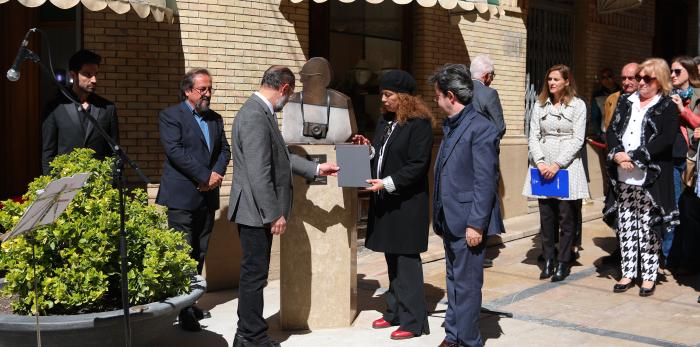 Acto de entrega a la ciudad de Huesca de la escultura en honor a Carlos Saura