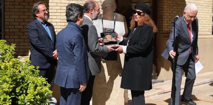 Acto de entrega a la ciudad de Huesca de la escultura en honor a Carlos Saura