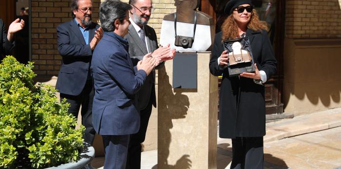 Acto de entrega a la ciudad de Huesca de la escultura en honor a Carlos Saura