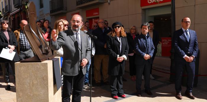 Acto de entrega a la ciudad de Huesca de la escultura en honor a Carlos Saura