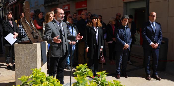 Acto de entrega a la ciudad de Huesca de la escultura en honor a Carlos Saura