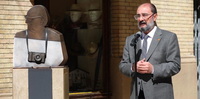 Acto de entrega a la ciudad de Huesca de la escultura en honor a Carlos Saura
