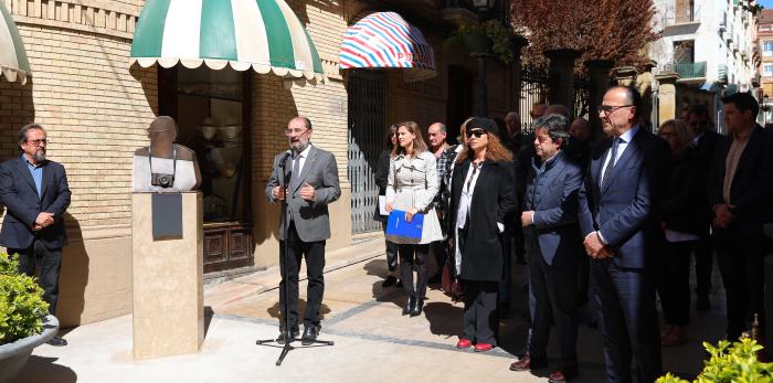 Acto de entrega a la ciudad de Huesca de la escultura en honor a Carlos Saura