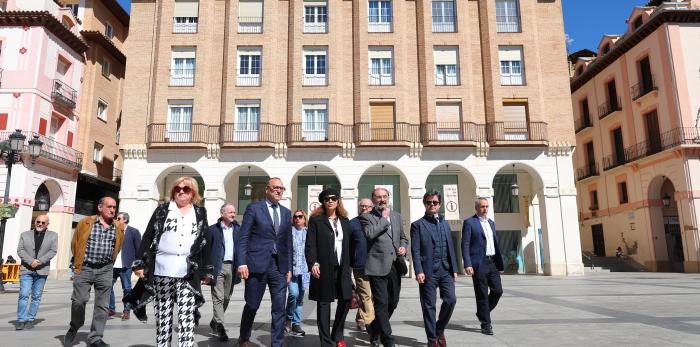 Acto de entrega a la ciudad de Huesca de la escultura en honor a Carlos Saura